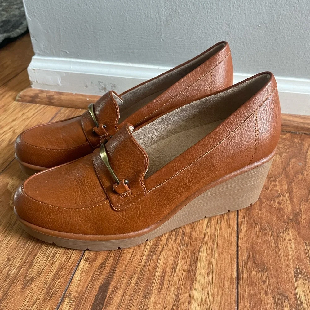7.5 Wide Wedge Loafer Pumps in Cognac Brown